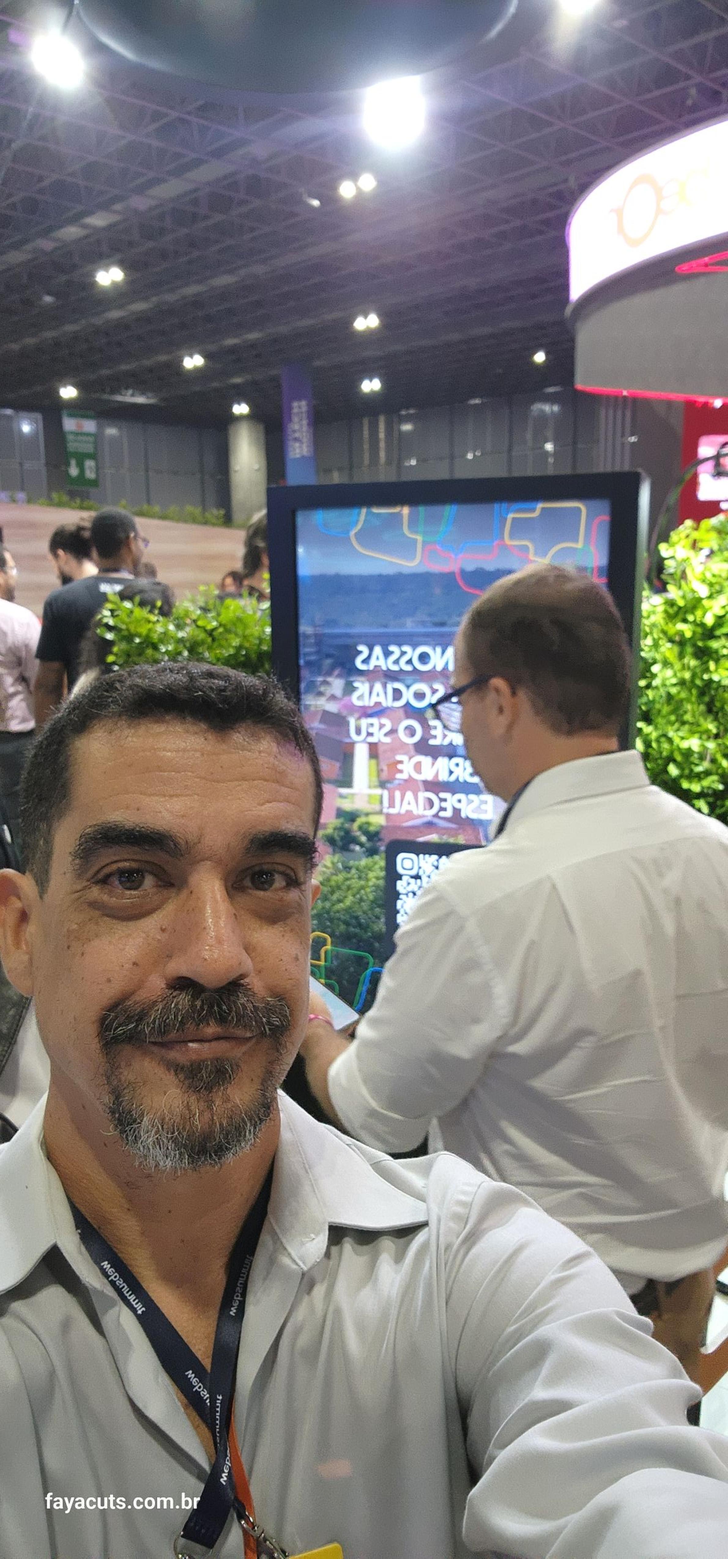 Ricardo Faya apresentando um workshop de IA